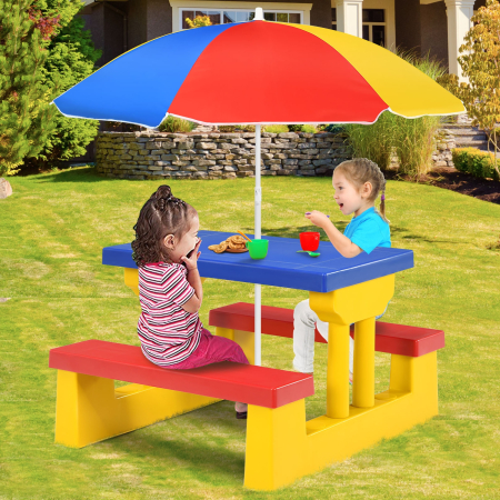 Mesa y banco con sombrilla de picnic para niños