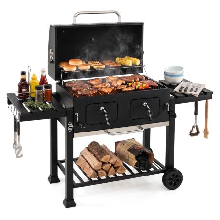 Barbacoa de carbón portátil con dos niveles de cocción, mesas plegables y ruedas, ideal para fiestas al aire libre.