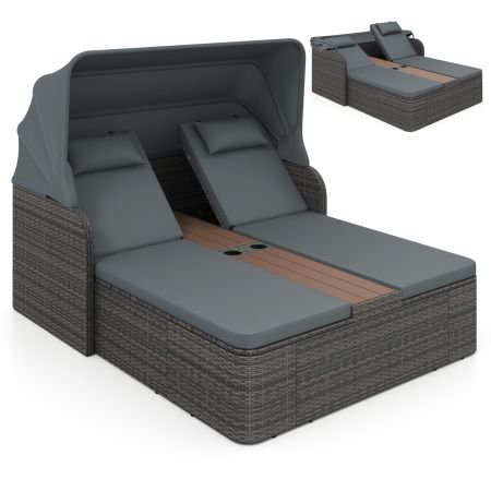 Cama doble de ratán con cojines cómodos y diseño elegante, perfecta para disfrutar al aire libre en piscina o terraza.