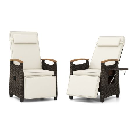 Sillones de ratán con respaldo ajustable y reposapiés extensible, ideales para relajarse en patio o terraza.