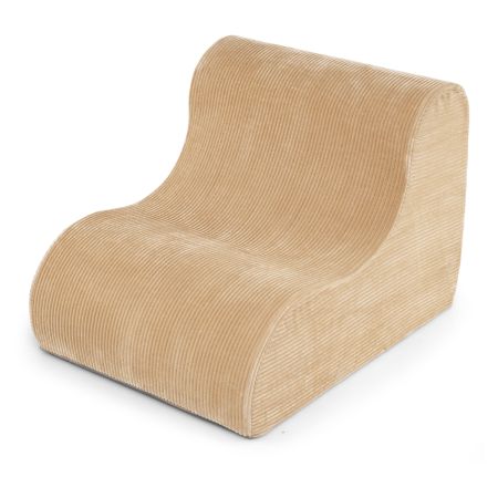 Puff moderno en caqui con forma curvada, relleno de espuma y funda de felpa coralina, ideal para interiores.