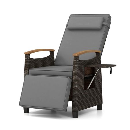 Sillón de ratán gris con respaldo ajustable, reposapiés extensible y mesita abatible, ideal para patio o terraza.