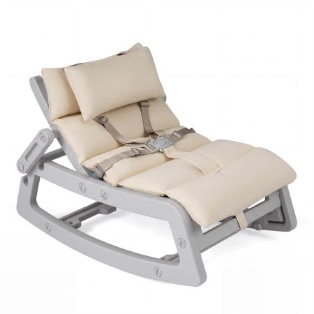 Silla mecedora para niños en beige con respaldo ajustable y arnés de seguridad, ideal para jugar y descansar.