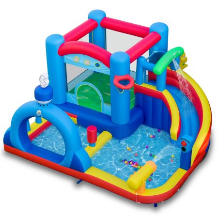 Tobogán acuático inflable con piscina de salpicaduras, cañón de agua y juegos de precisión para diversión en el patio trasero.