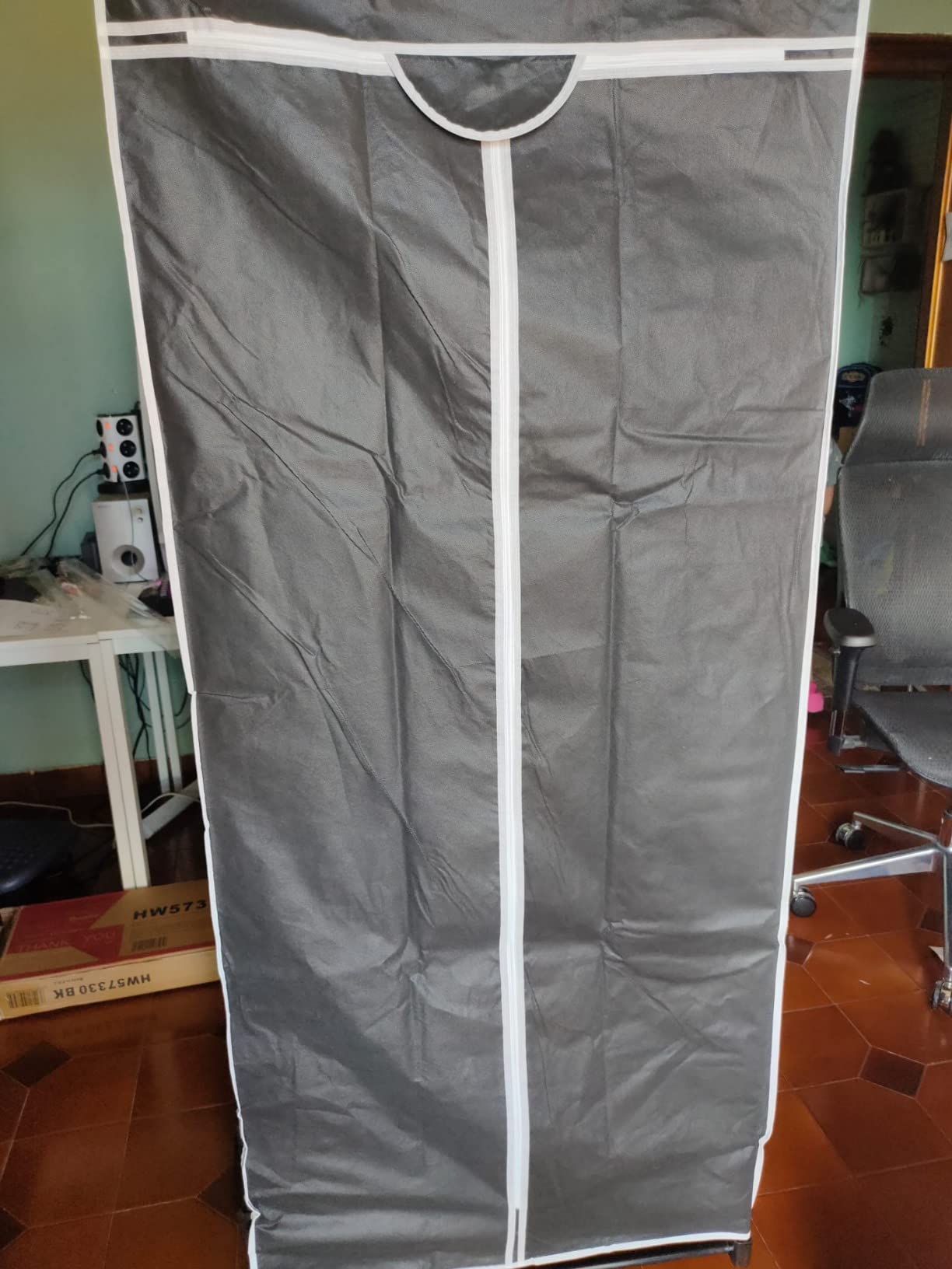Armario de Tela Plegable con Cremallera Organizador de Ropa de Textil  Portátil con Barra para Colgar 74 x 50 x 172 cm - Costway